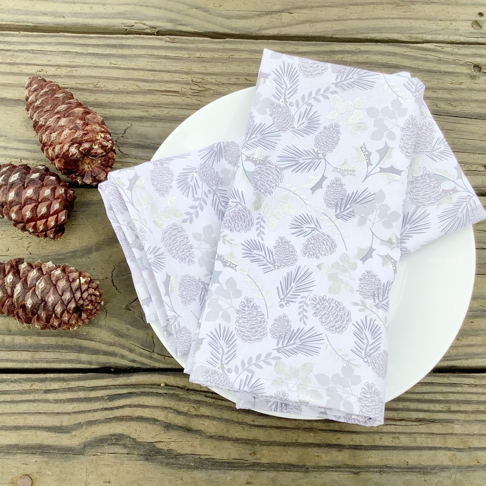 New Set of 4 White Christmas Cloth Napkins Pretty Silver ACORN print napkin set